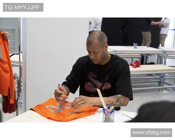 时尚潮流新风向足球球衣外穿引领街头运动风格